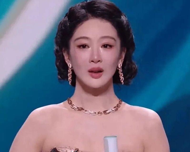 杨紫夺下「白玉兰奖」视后,在台上大爆哭。(翻摄上海电视台官方频道YT)
