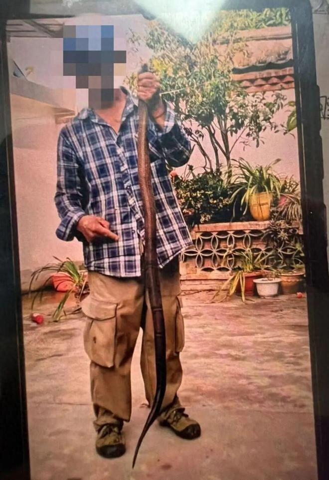 不处置蛇咬伤忙着和蛇合影。(取材自极目新闻)