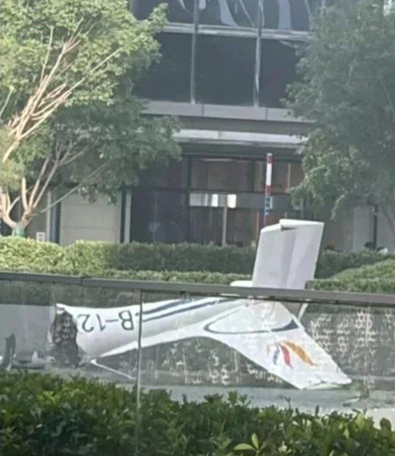据中媒报导,6月26日下午5时55分,在朝阳区东三环附近,一架单发双座轻型运动飞...