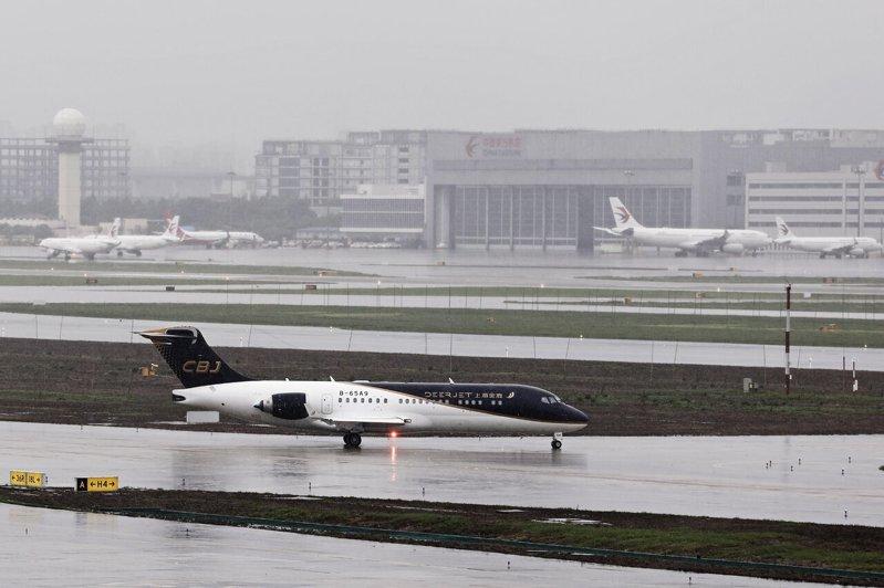 图为海航航空集团旗下上海金鹿公务航空有限公司的CBJ公务机在上海虹桥国际机场滑行...