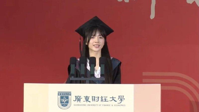 因电影「给阿嬷的情书」暴红的中国女演员李思潼,26日迎来大学毕业。(取材自南方都...