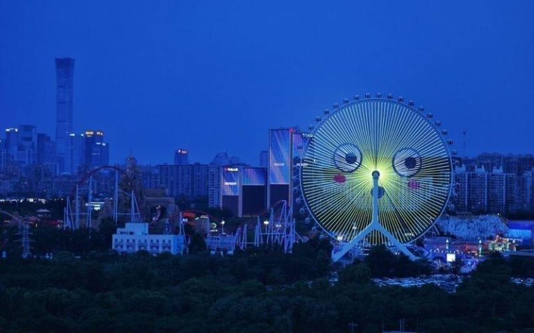 6月27日，北京欢乐谷99米「大眼京」摩天轮亮相。（取材自新京报）