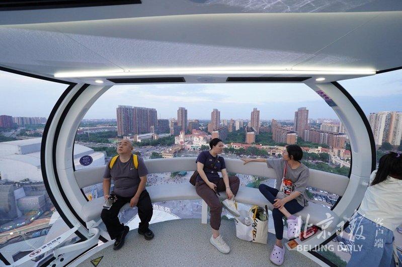 北京欢乐谷「大眼京」摩天轮27日起正式对外开放运营。（取材自北京日报）