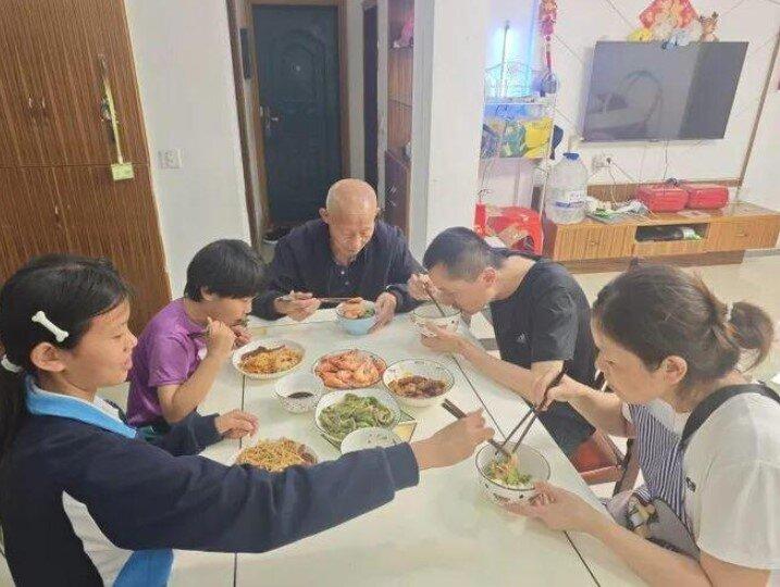 一家人吃晚饭，老爷胃口不错。（取材自都市快报）