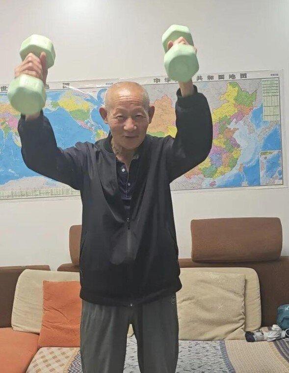 老爷给记者示范举哑铃。（取材自都市快报）