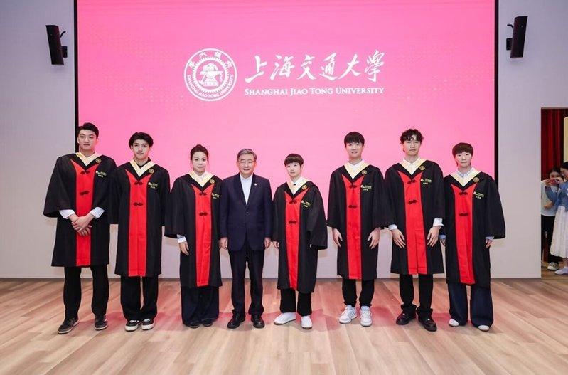 中国男子游泳运动员费立纬在社交平台晒出毕业照,照片中,多位运动员身穿学士服,与上...