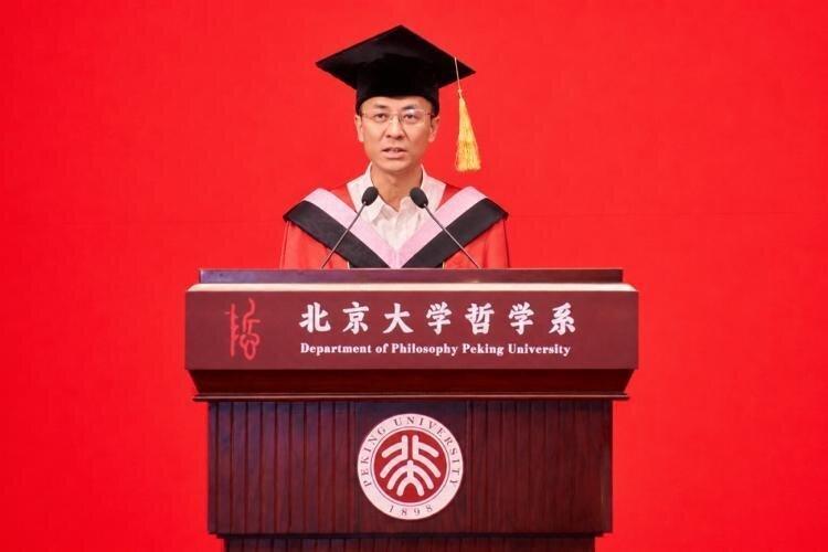 北大程乐松毕业致辞刷屏:「毕竟我们是演技纯熟的老登」。(取材自光明日报)