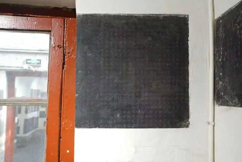《袁承嘉墓志》嵌于千唐志斋五号窟室墙上,因未署撰书者姓名且位置较高、较为隐蔽,长...