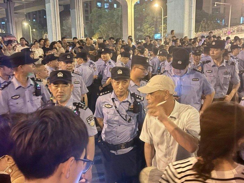 大批警员进场组成「人墙」维护秩序。（视频截屏）