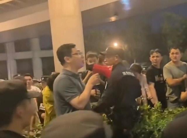 网传庐阳区区长杨丙红和合肥市公安局副局长陈发利深夜赶赴现场，手持免提器当众宣布取...