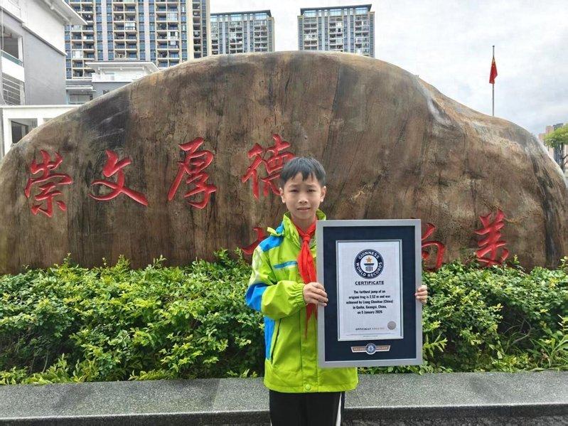 11岁广西小学生梁辰皓折的纸青蛙一跃跳出2.52米，刷新金氏世界纪录。（取材自红...