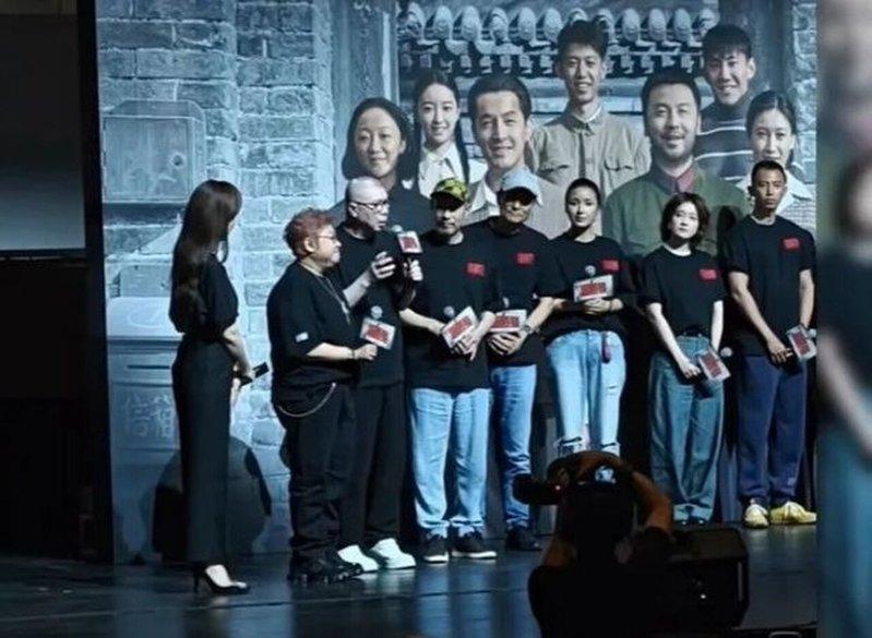 知名歌手韩红（左二）近日因替导演冯小刚新片「抓特务」宣传，一句「咱北京的爷们娘们...