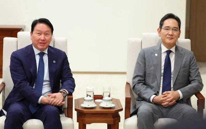 三星电子会长李在镕(右)与SK集团会长崔泰源(左)。(欧新社)