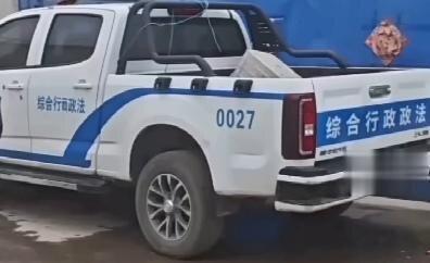 图为执法车辆。（取材自大河报）