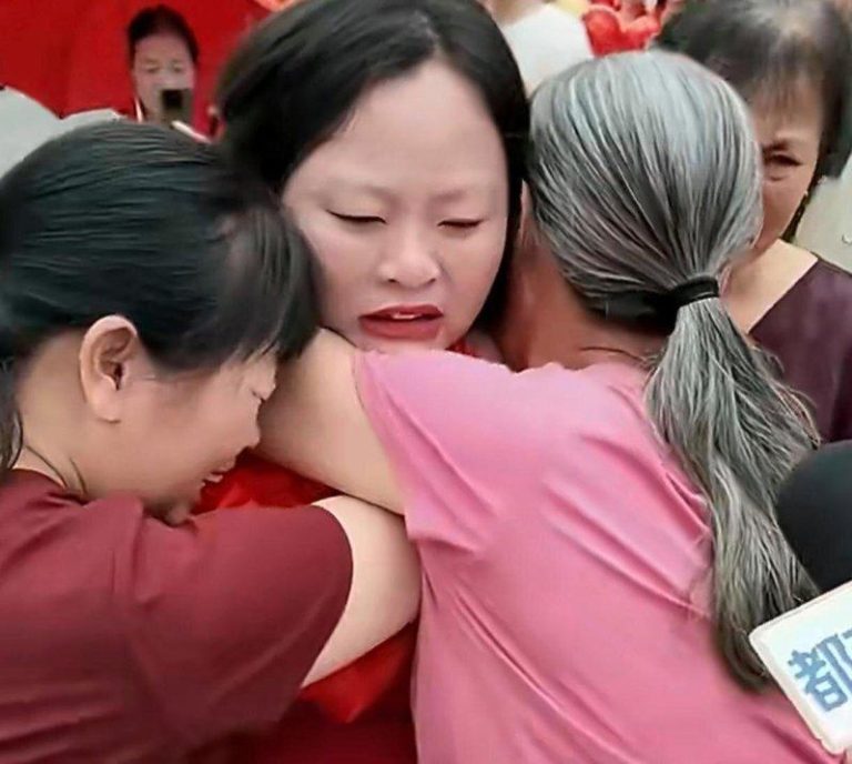 广东9岁女摔破朋友家沐浴露 怕被骂…离家出走22年 刘秀红(中)22年后与家人重聚。(取材自微博)
