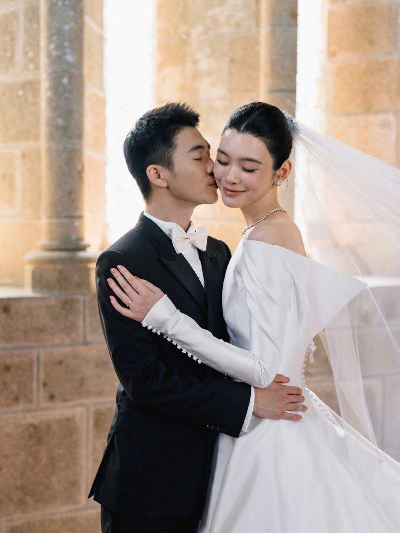 何猷君亲吻妻子奚梦瑶。(取材自奚梦瑶微博)