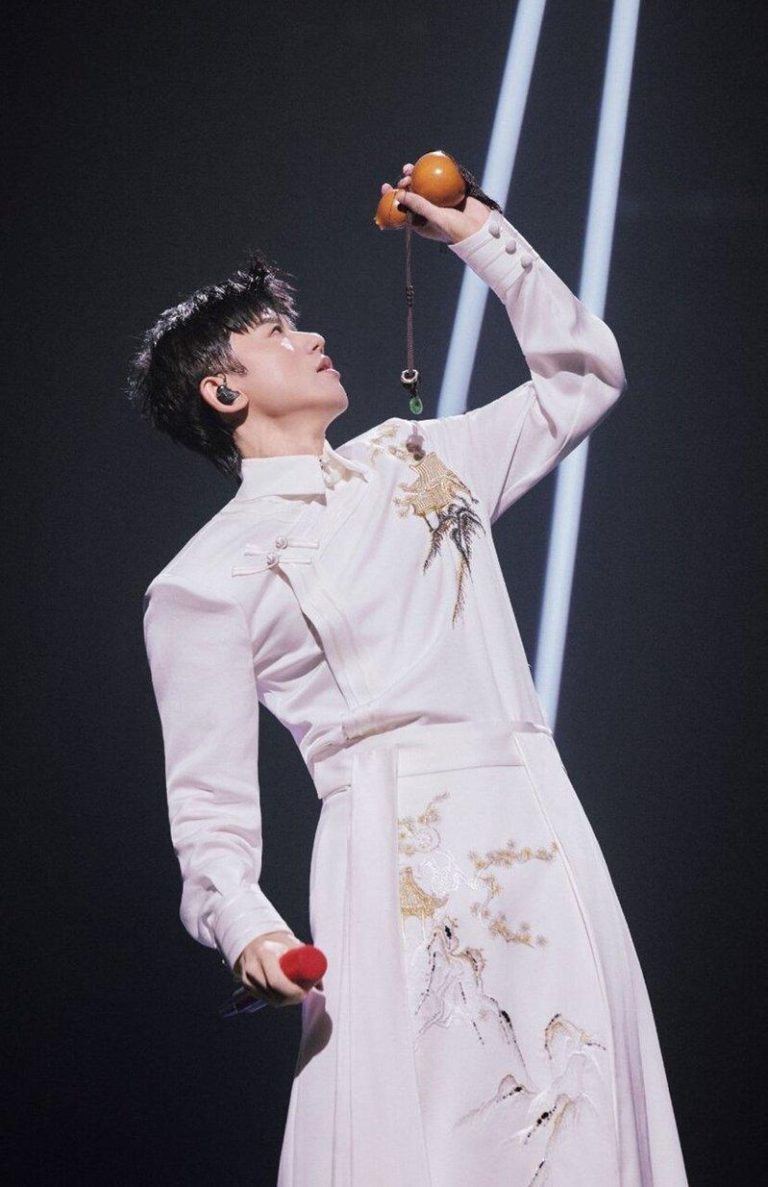 张杰翻唱醉拳 成龙变脸:求你别唱了 张杰在「国乐无双」里重新诠释成龙经典歌曲「醉拳」。(取材自微博)