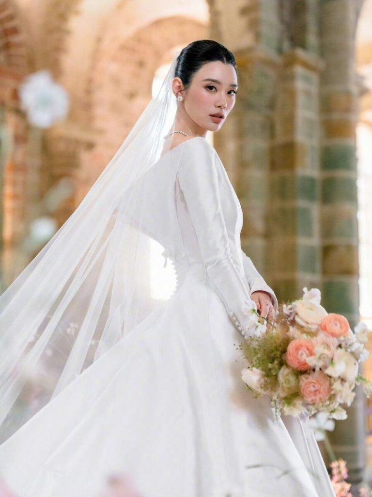 赌王之子世纪婚礼…156万珠宝闪爆古堡 周杰伦MV取景地 奚梦瑶穿上婚纱美出新高度。图/摘自微博