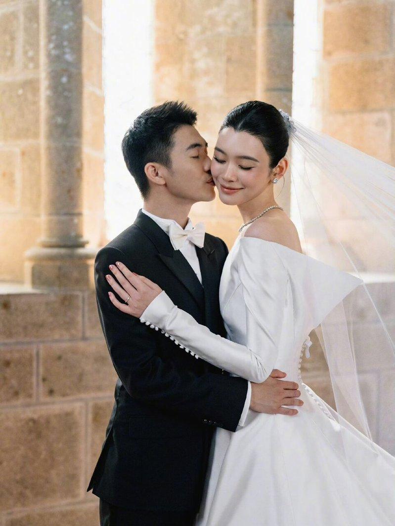 何猷君(左)、奚梦瑶结婚7年终于办婚礼。图/摘自微博