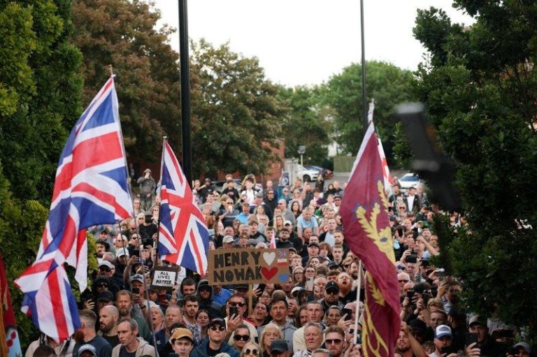 英国白男遇刺呼救「无法呼吸」 警方处置掀种族争议 在英国南安普敦,锡克教徒迪格瓦(Vickrum Digwa)因谋杀18岁白人男性...