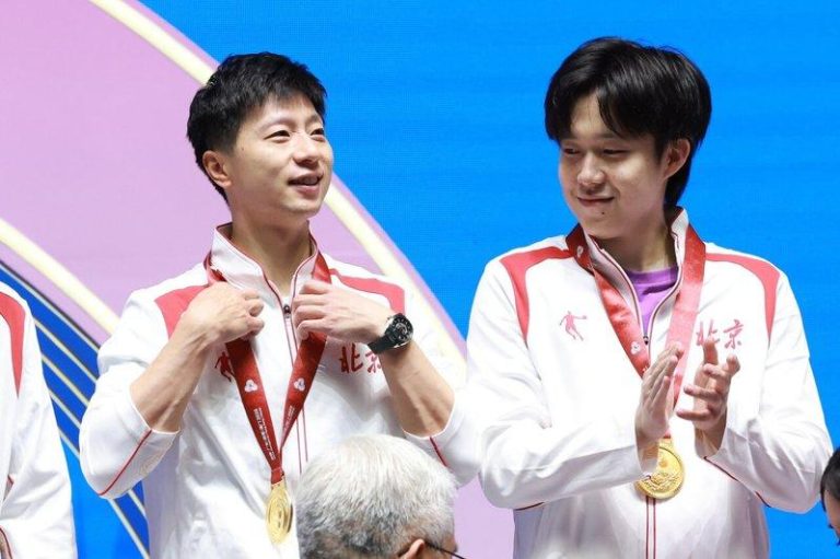 马龙交棒 王楚钦成中国男乒首位00后队长 王楚钦(右)接棒马龙(左)成为中国国家乒乓球队男队队长。(新华社)