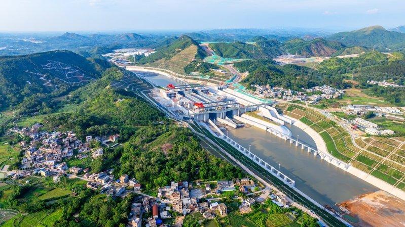 广西平陆运河马道枢纽充水现场。(新华社)