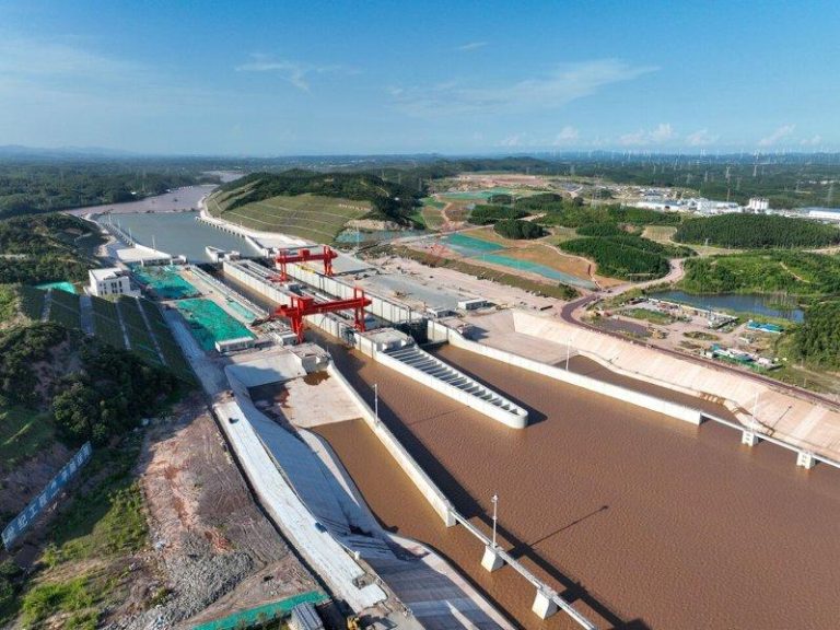 千年来首条 多项世界第一的平陆运河全线通水、9月通航 平陆运河通航倒计时100天,现场推进会3日在广西钦州市举行;图为正在开展有水调试...