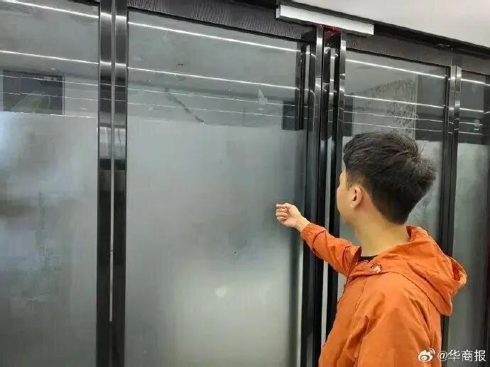 公司在走廊两侧的三个大办公室玻璃门均已上锁，只剩下一排排空旷的桌椅。（取材自华商...