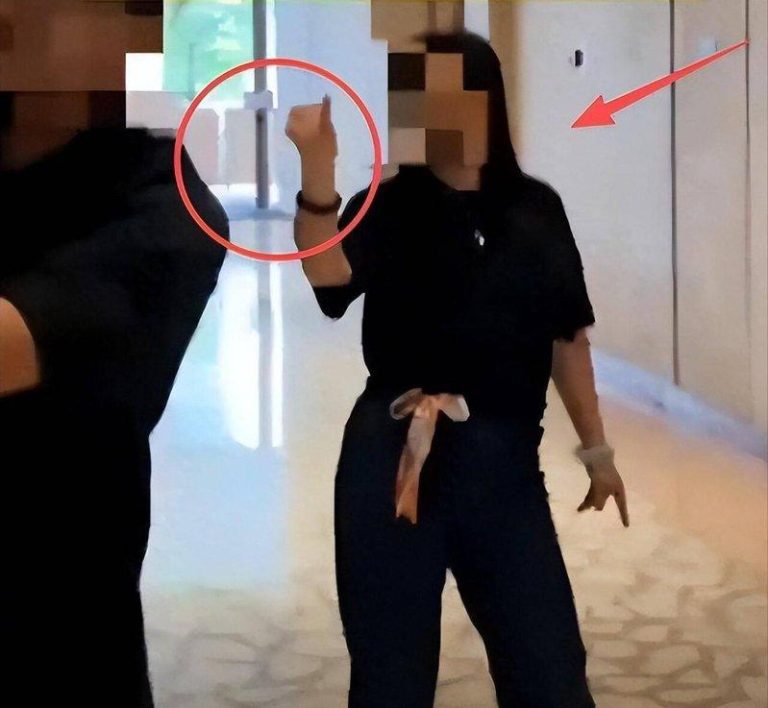 涉事女店员以言语和手势羞辱顾客。（取材自微博）