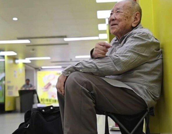 林宝山在地铁口卖书。(取材自潇湘晨报)