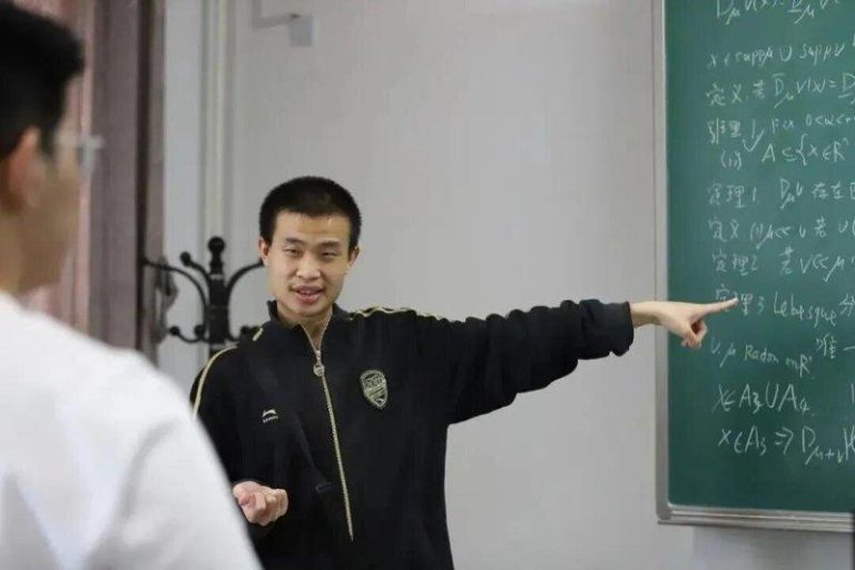 1年掉粉400万 「韦神」光环消退?网友一面倒挺他这事 韦东奕。(取材自现代快报)