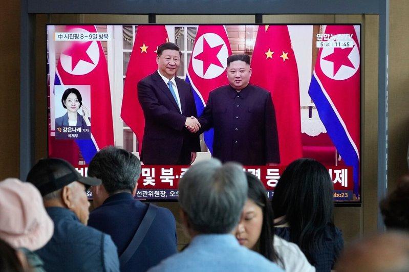 南韩首尔车站的巨型电视屏幕5日播出中国国家主席习近平(左)与北韩国务委员长金正恩...