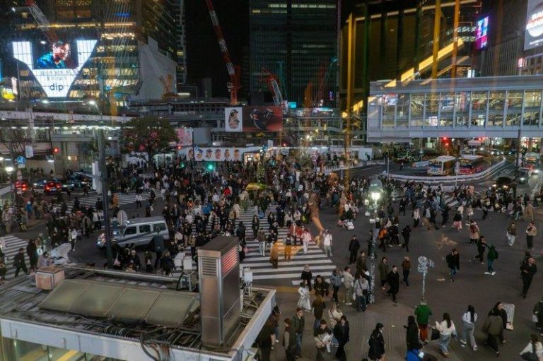 东京涩谷新规上路 观光客乱丢垃圾被当场开罚 2000日圆飞了 东京涩谷是重要的商业与娱乐区,以繁华街道、浓厚的青年文化及地标性的涩谷十字路口闻...