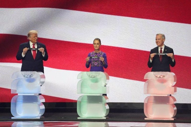 世界杯的「足球外交」美加墨三国貌合神离 美加墨三国合办2026年世界杯足球赛,左起为美国总统川普、墨西哥总统薛恩鲍姆与加...