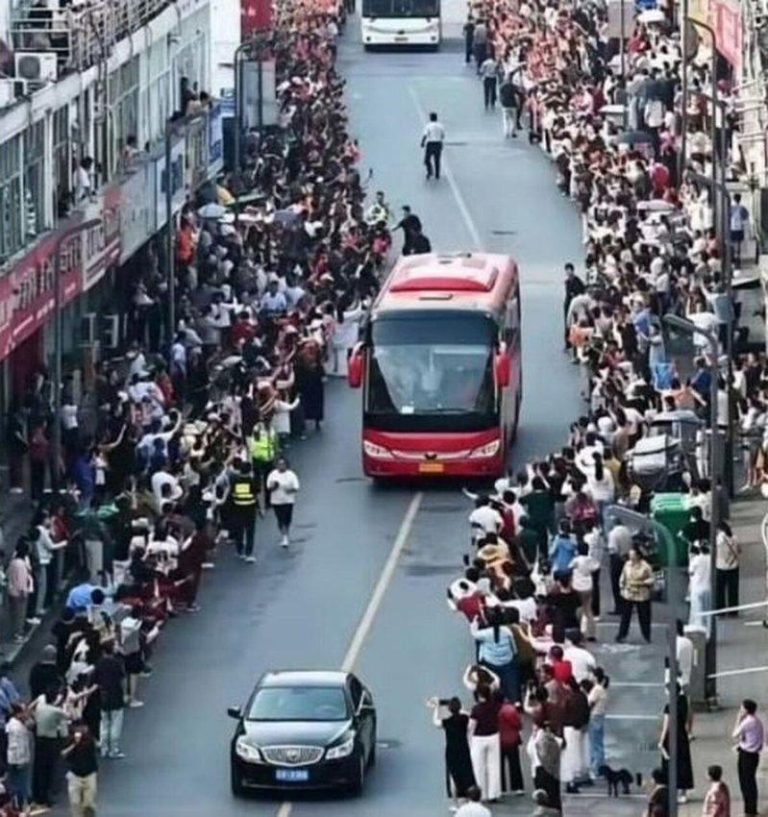 高考开锣/安徽再现万人送考车队 家长花式应援 AI监考 2026年高考登场,今年报名人数达1290万。安徽六安的毛坦厂中学,每年都安排大...