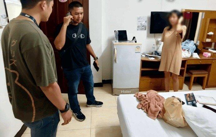 被解救时,受害人独自在酒店房间内。(取材自红星新闻)
