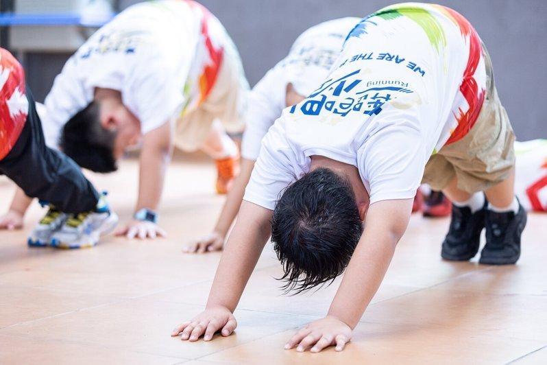 浙江省湖州市第12中学训练室，青少年在减肥训练营里进行活力有氧健身操训练。(新华...