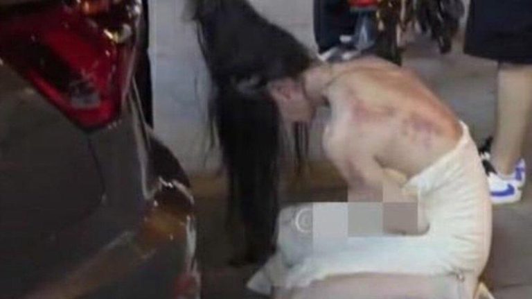 被正宫揪发、痛殴的小三。（视频截屏）