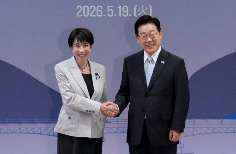 南韩总统李在明(右)8日表示，明确排除南韩扩大与日本军事合作关系的可能性；图为日...