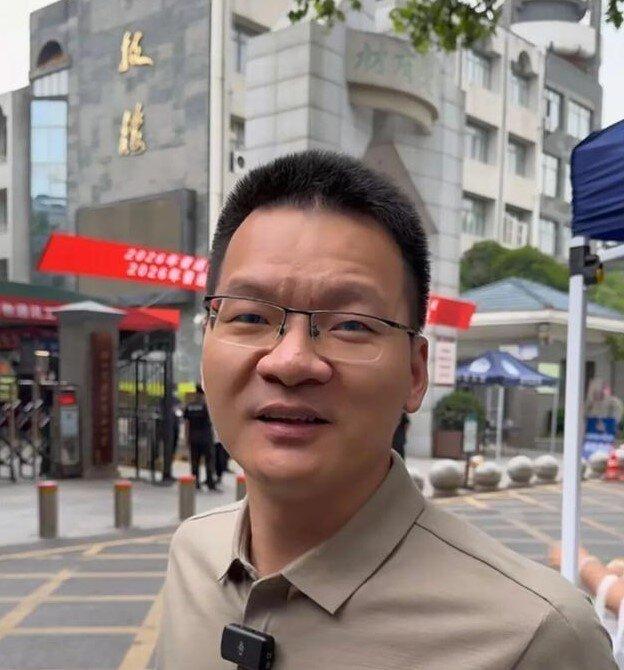 王文勇走出考场。(取材自大风新闻)