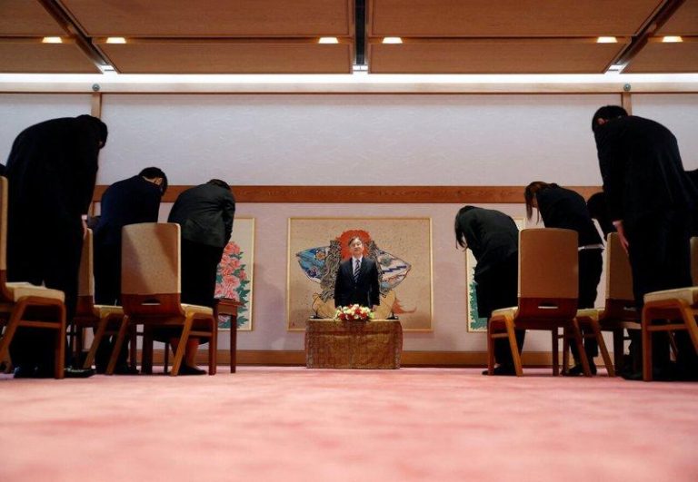 日本国会修法救皇室继承危机 德仁罕见亲自发声 日本天皇德仁11日在东京皇居举行记者会,记者向他鞠躬致意。(路透)