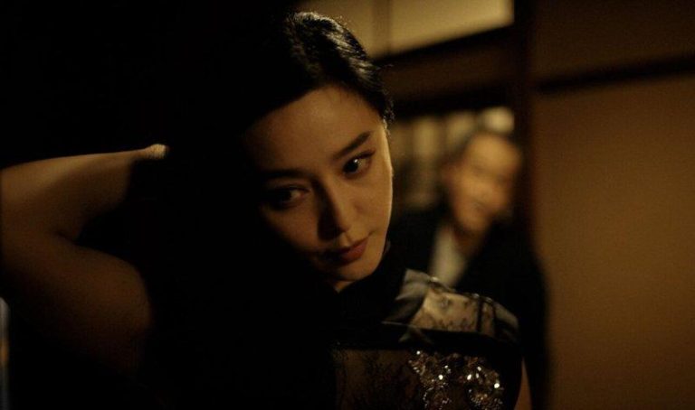 范冰冰主演的「疯癫老人日记」近期释出多组剧照。(取材自微博)