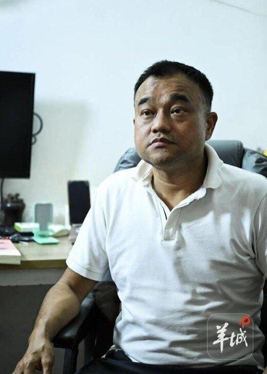 谭秦东在家接受采访。(取材自极目新闻)