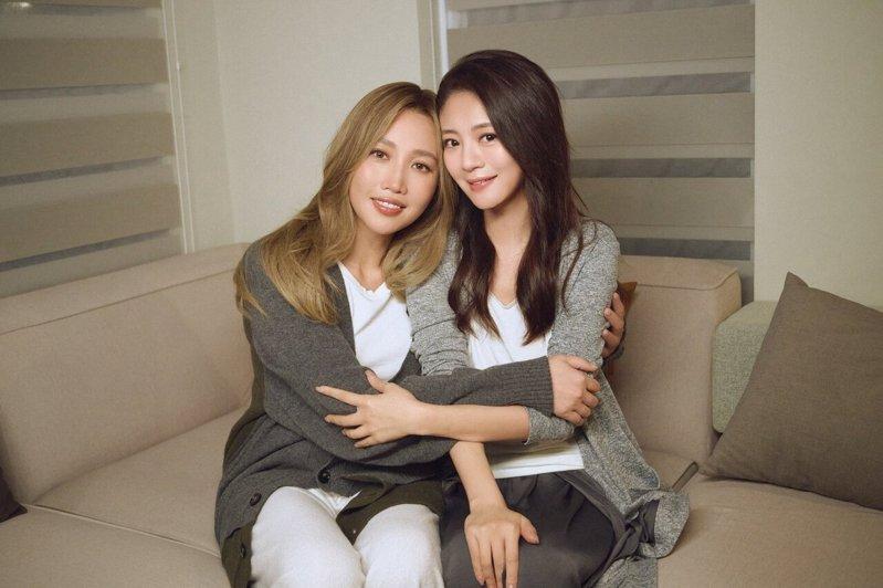 A-Lin（左）与安以轩相识超过15年，深厚姐妹情谊促成这次合作。（图／索尼音乐...