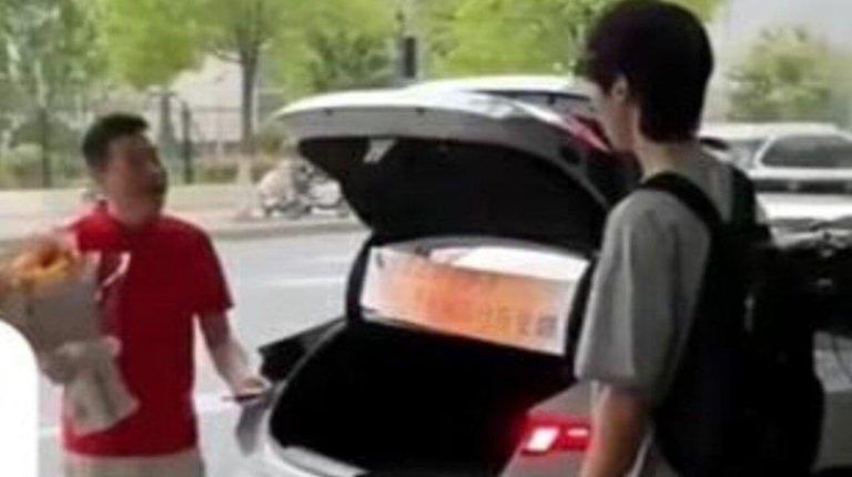 河南男孩高考结束 父当场送1辆新车 网友酸到不行… 男学生在高考后收到老爸送车。(视频截屏)