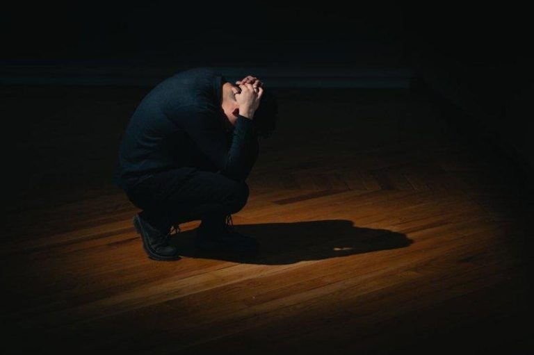 名校毕业仍陷求职困境 25岁英男在富豪爸豪华农舍悲伤离世 男子多次面试应征依然找不到理想工作。示意图,非新闻当事者。(取材自pexels....