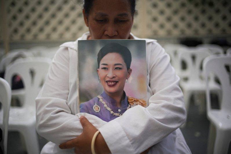 在泰国曼谷朱拉隆功国王纪念医院外，一名女子12日手持泰王长女、47岁帕差拉吉蒂雅...