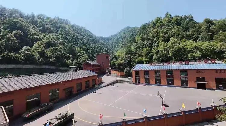 志愿者拍摄的重庆胤呈素质教育基地。(取材自潇湘晨报)