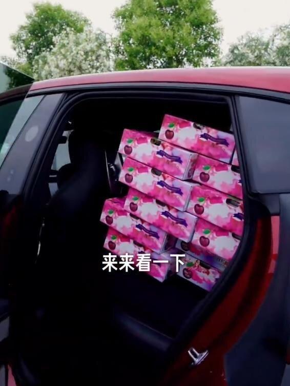 雷军在车的后座也摆满了车厘子。(视频截屏)