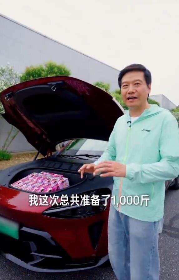 雷军说他准备了1000斤车厘子,其中有600斤放在车上。(视频截屏)